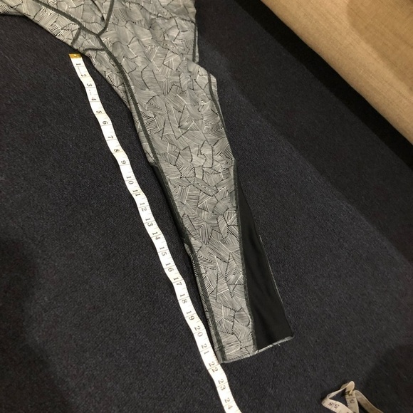 Nike Dri-Fit Black & Gray Striped Leggings Size Medium - Picture 8 of 8